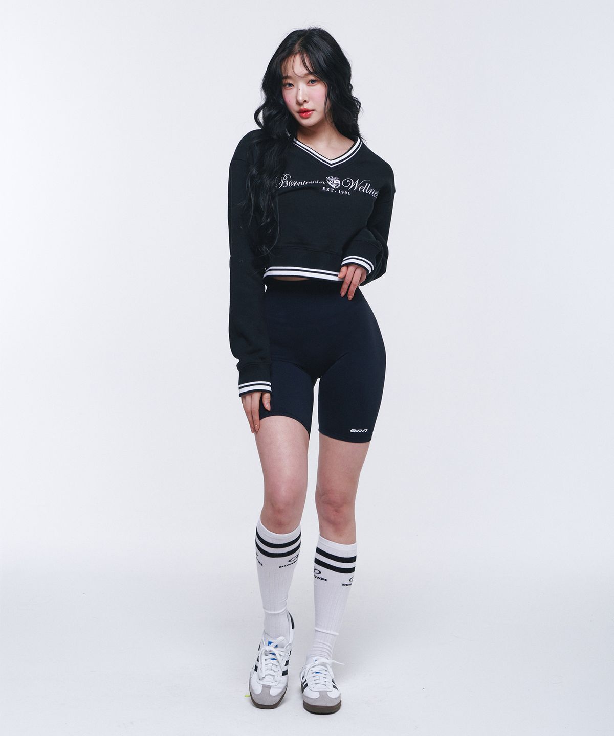 본투윈(BORN TO WIN) W WELLNESS V-NECK CROP SWEATSHIRTS [BLACK]