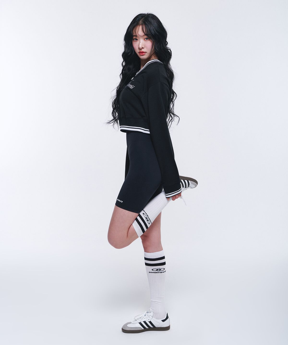 본투윈(BORN TO WIN) W WELLNESS V-NECK CROP SWEATSHIRTS [BLACK]