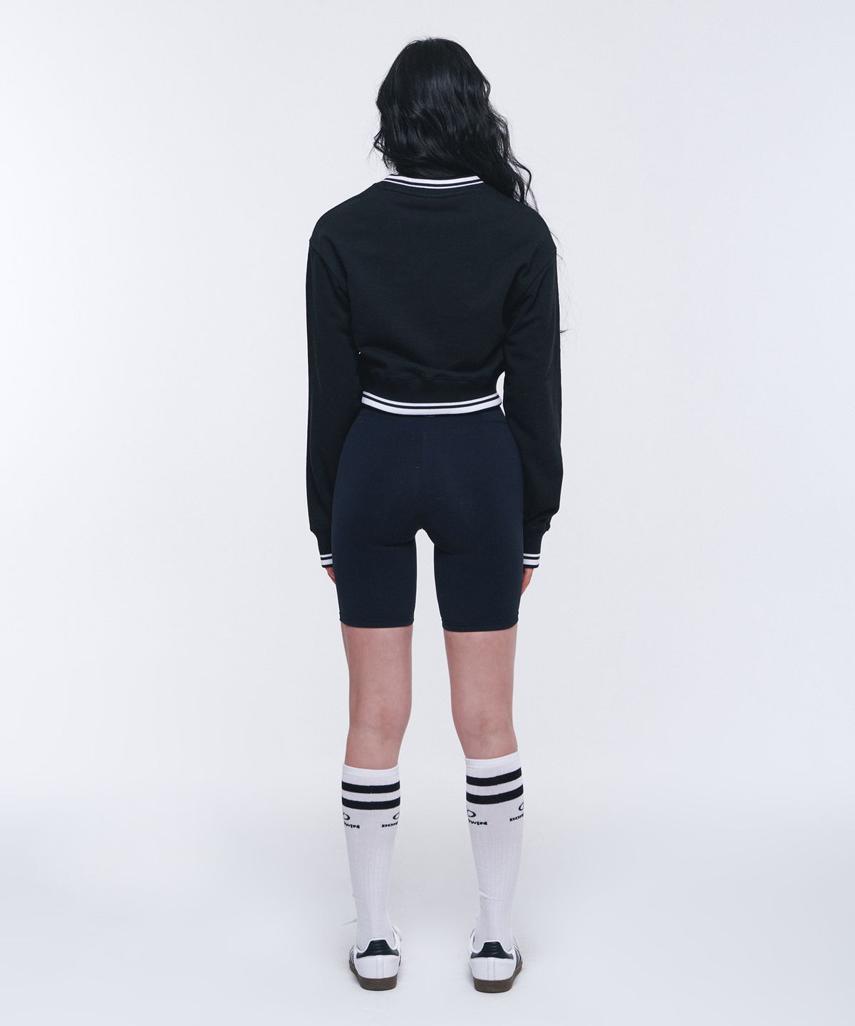 본투윈(BORN TO WIN) W WELLNESS V-NECK CROP SWEATSHIRTS [BLACK]