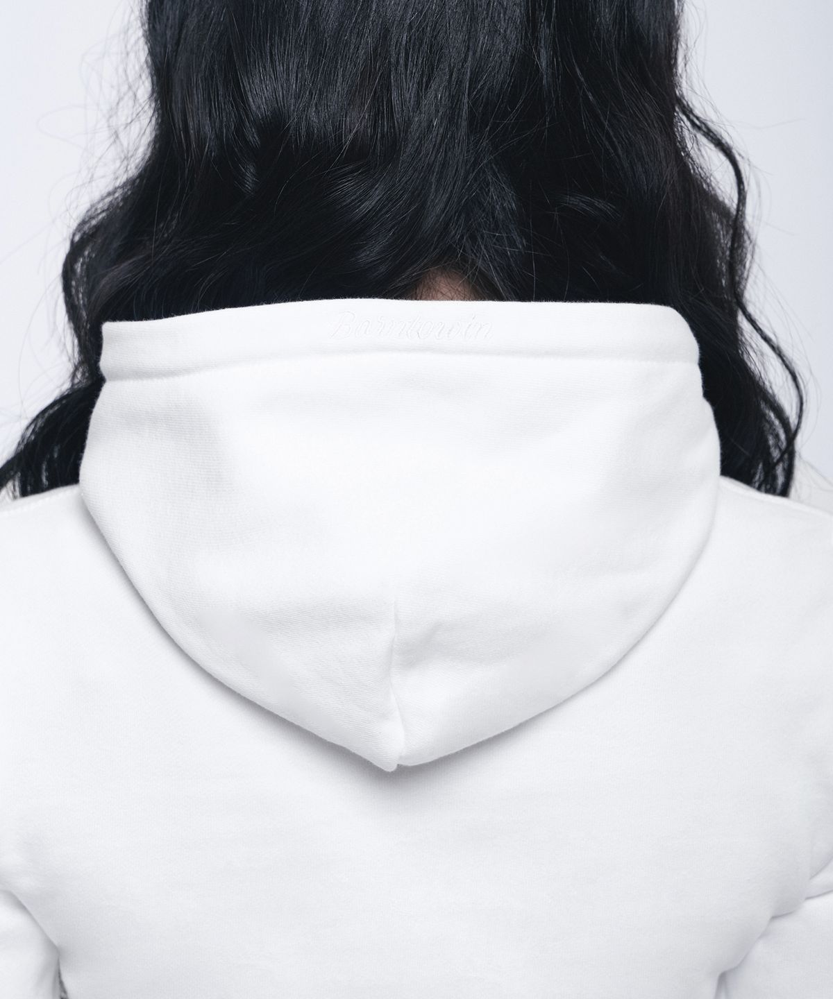 본투윈(BORN TO WIN) W B PENDANT COTTON CROP HOODIE [WHITE]