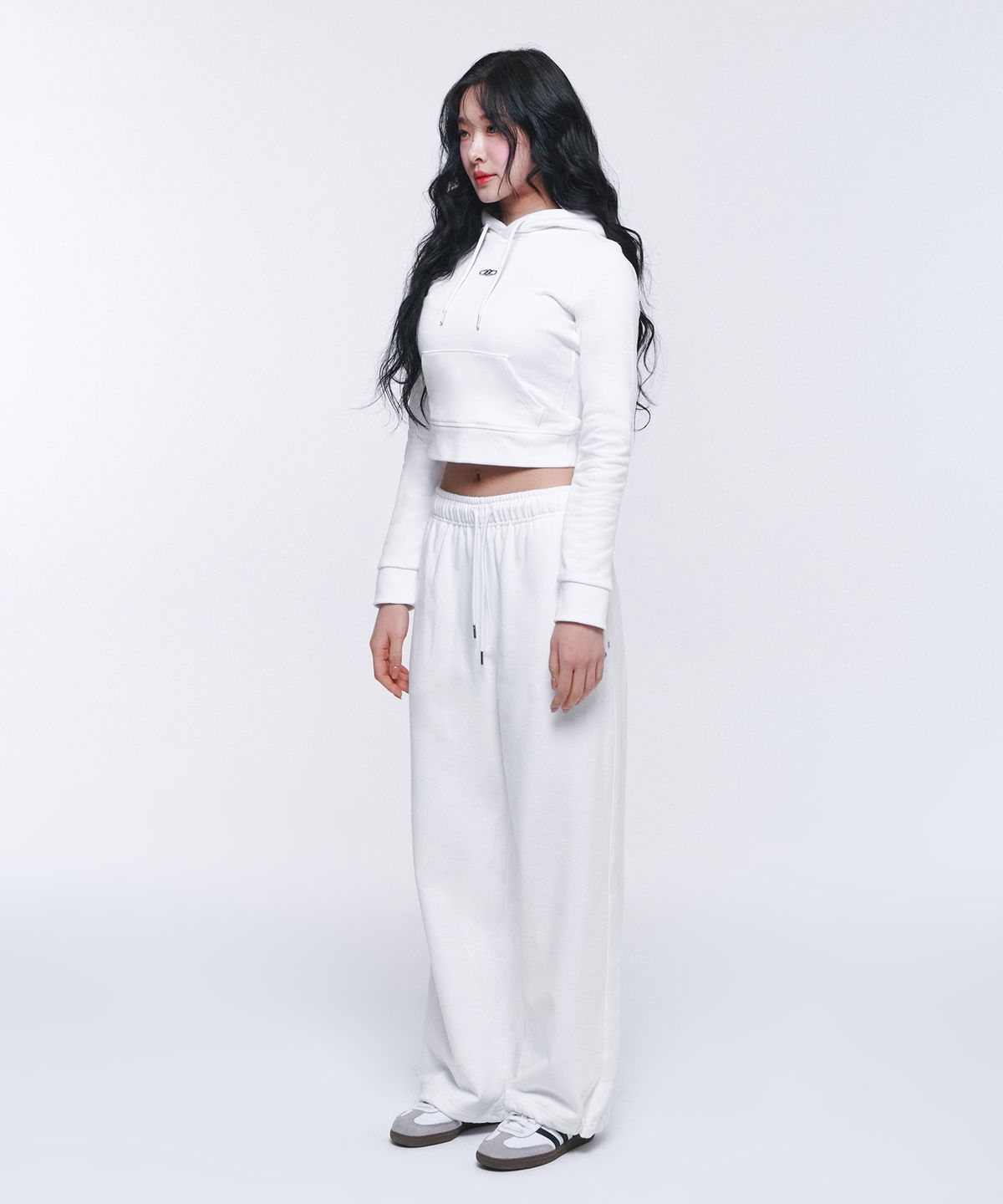 본투윈(BORN TO WIN) W B PENDANT COTTON CROP HOODIE [WHITE]
