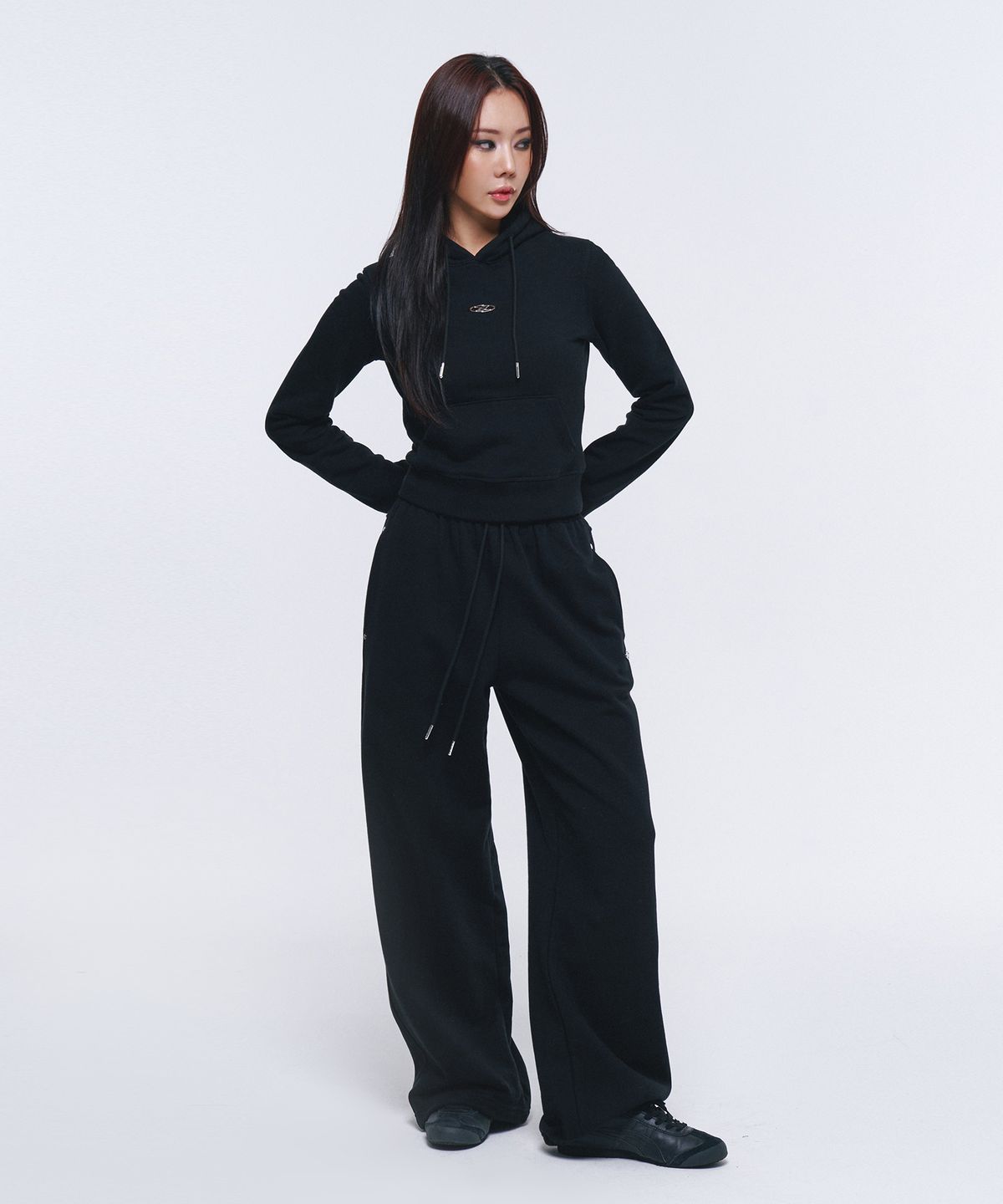 본투윈(BORN TO WIN) W B PENDANT COTTON CROP HOODIE [BLACK]