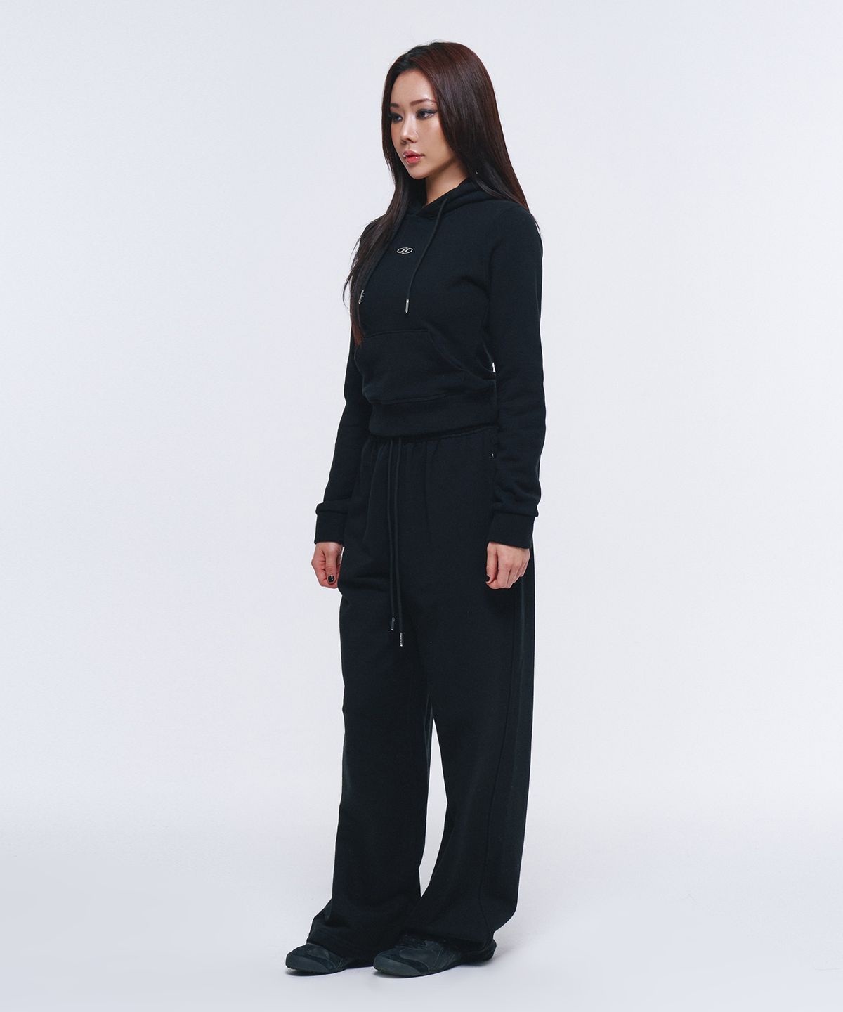 본투윈(BORN TO WIN) W B PENDANT COTTON CROP HOODIE [BLACK]