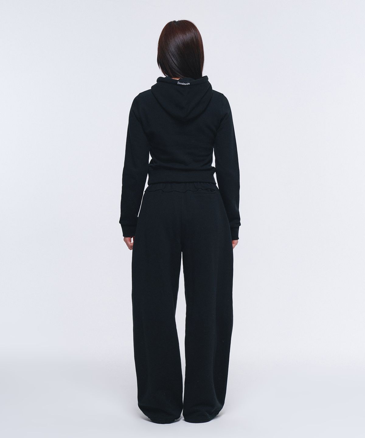 본투윈(BORN TO WIN) W B PENDANT COTTON CROP HOODIE [BLACK]