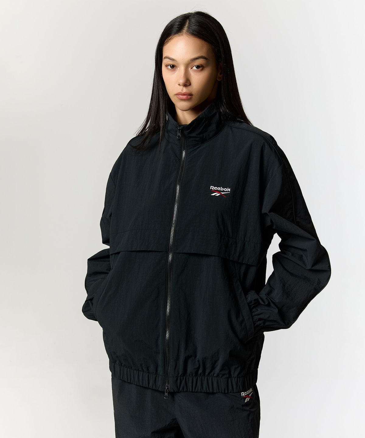 리복(REEBOK) 에센셜 웜업 윈드 브레이커 - 블랙