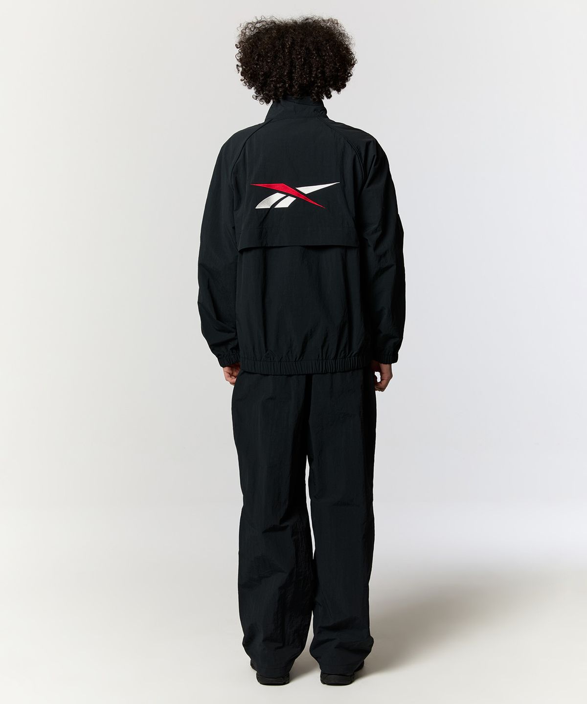 리복(REEBOK) 에센셜 웜업 윈드 브레이커 - 블랙