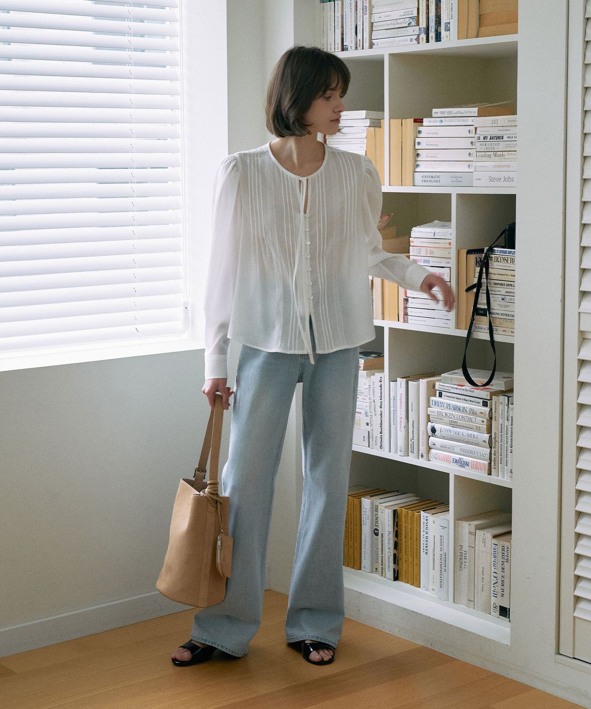 라메레이(LAMEREI) Pintuck Tie Blouse[LMBFSP25SH5304]-Off-White