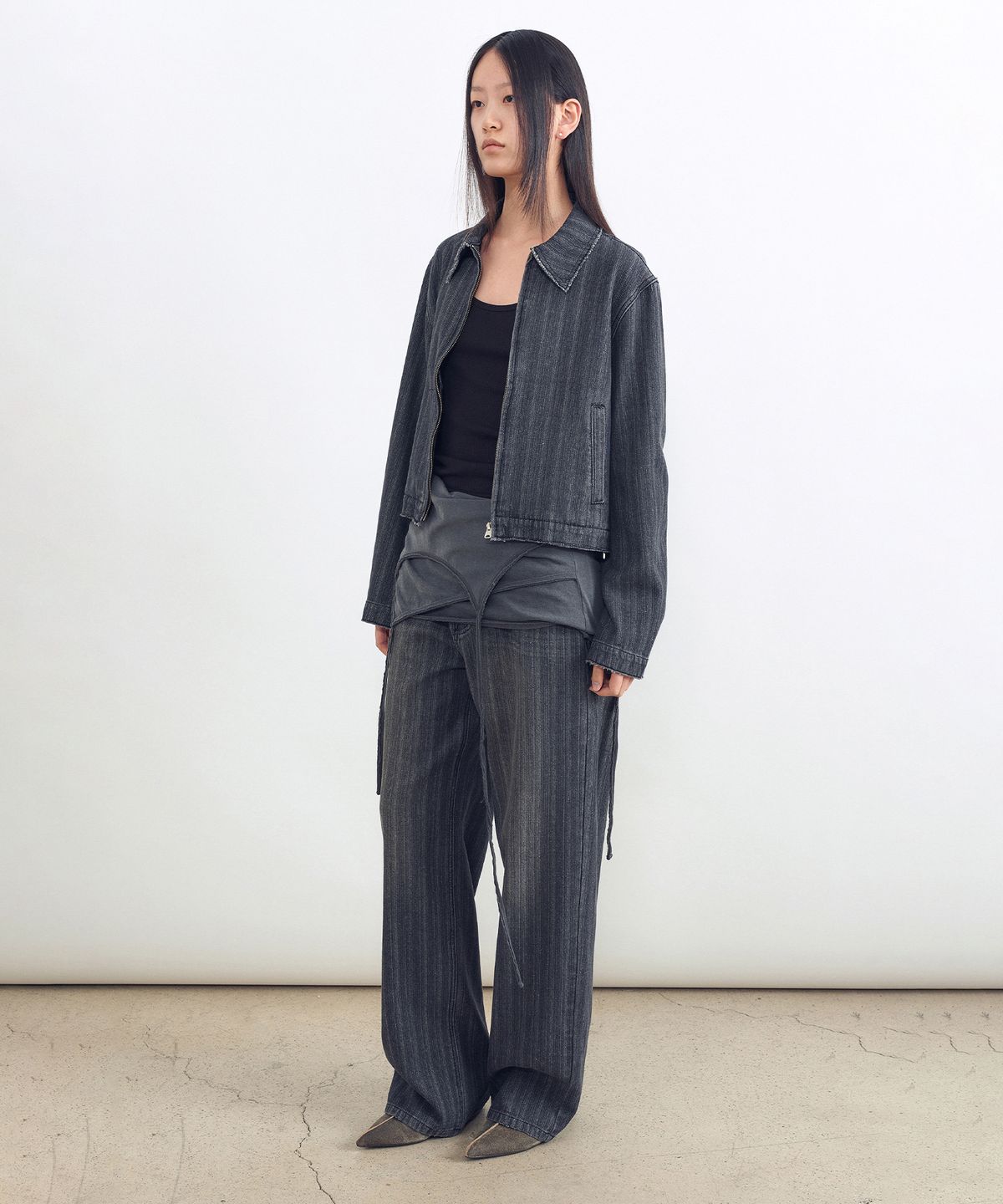 인사일런스 우먼(INSILENCE WOMEN) 서페이스 슬럽 스트레이트 데님 DARK GREY
