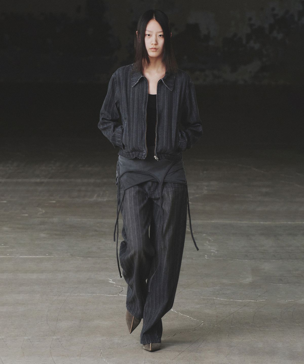 인사일런스 우먼(INSILENCE WOMEN) 서페이스 슬럽 스트레이트 데님 DARK GREY