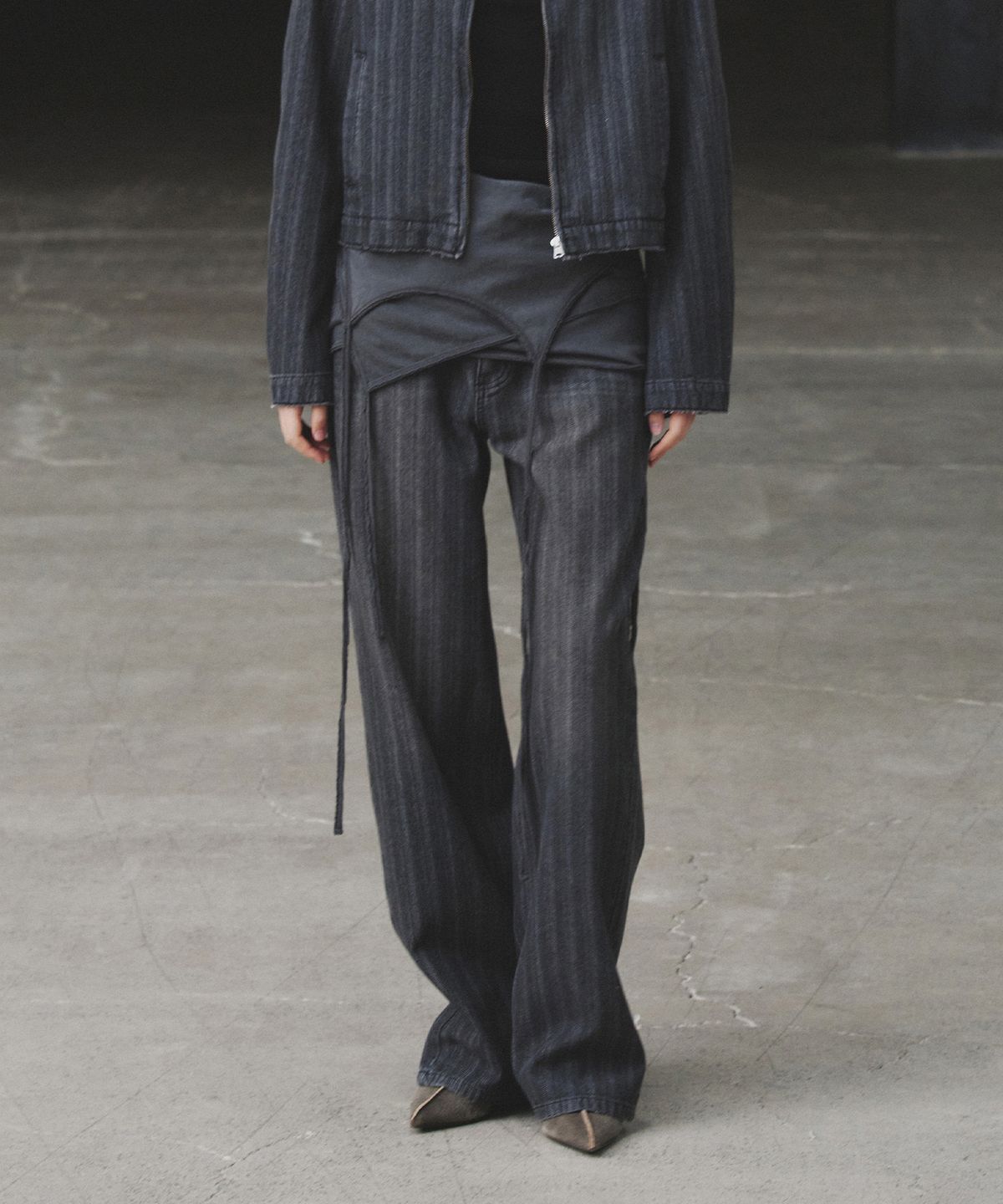 인사일런스 우먼(INSILENCE WOMEN) 서페이스 슬럽 스트레이트 데님 DARK GREY