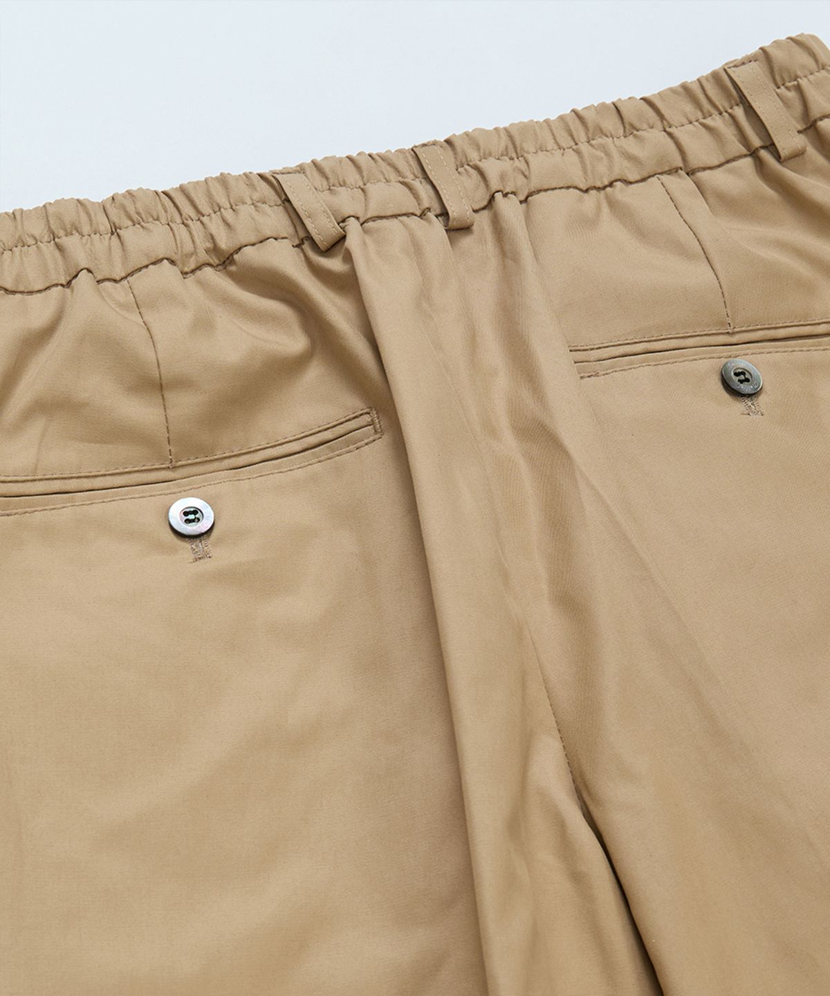 벨리프(BELLIEF) Gabardine cotton Single Pleat banding chino (Khaki)