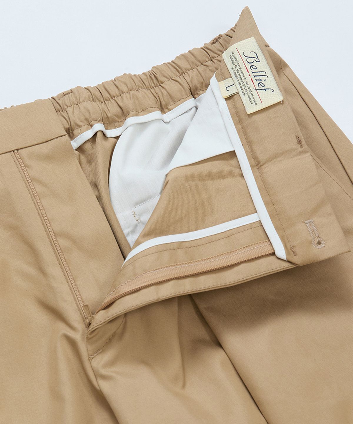 벨리프(BELLIEF) Gabardine cotton Single Pleat banding chino (Khaki)
