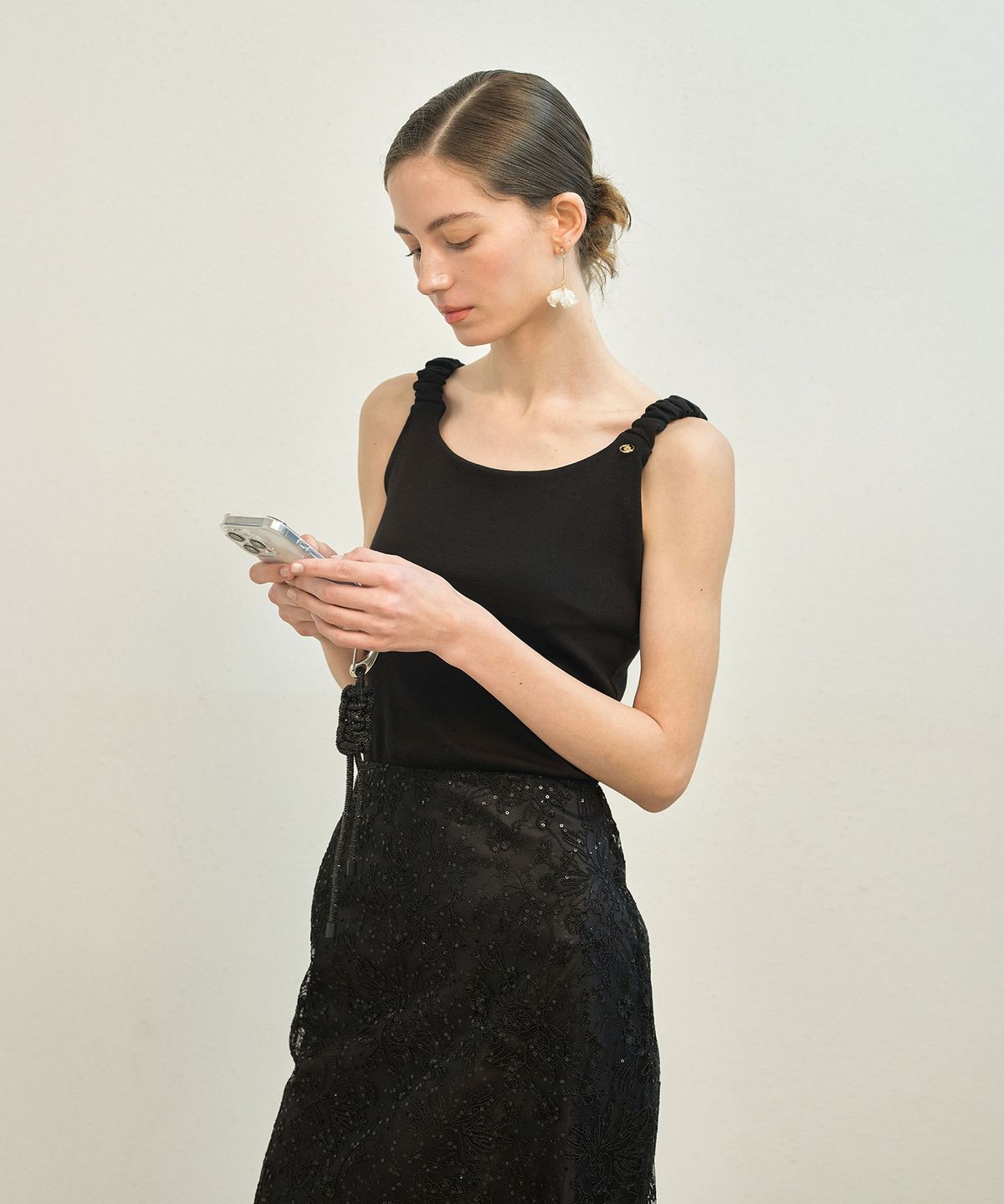 메이버유(MAYVERU) Cookie Wrinkle Sleeveless T-Shirt _ Black