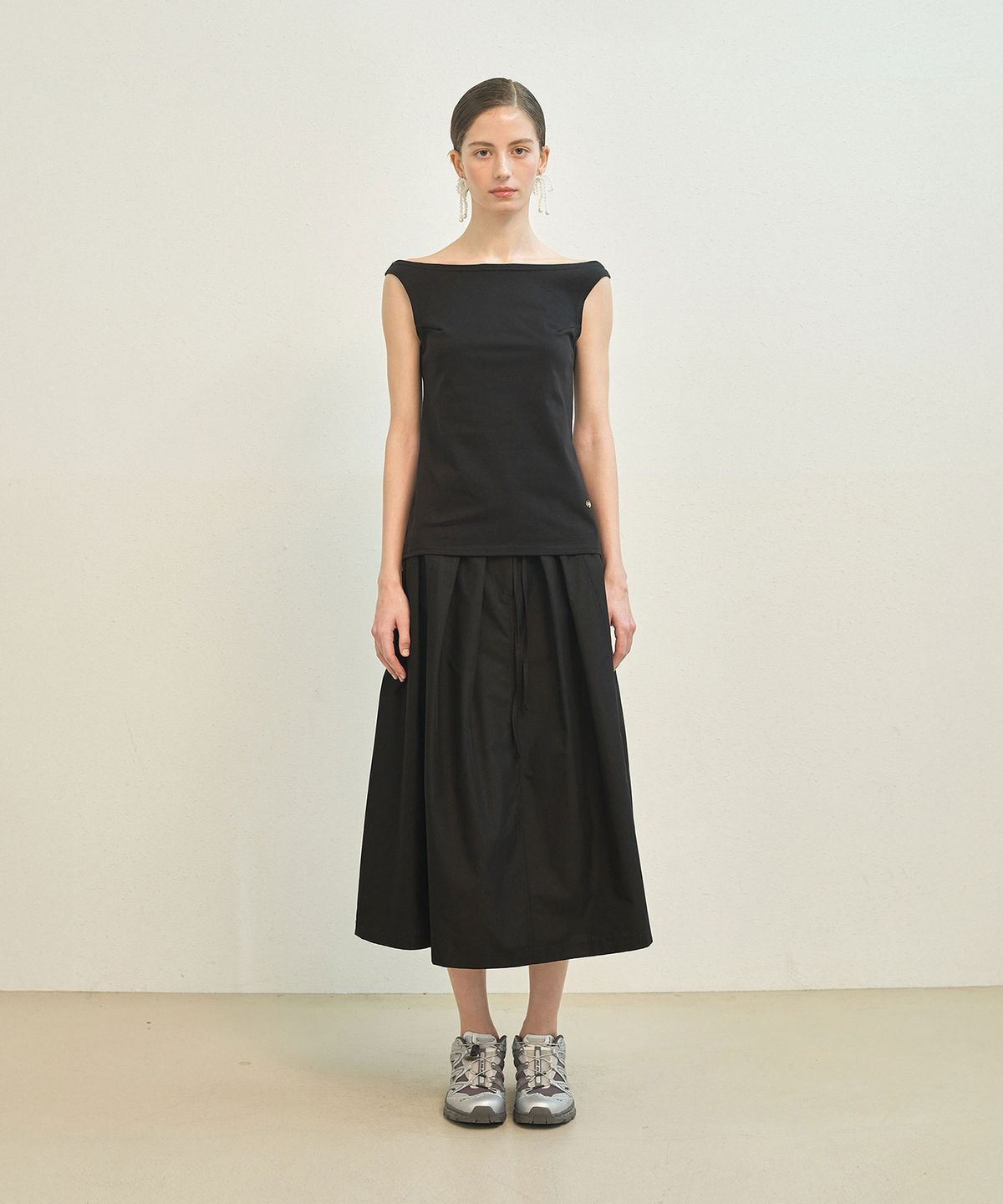 메이버유(MAYVERU) Balm Off-Shoulder Sleeveless T-Shirt _ Black