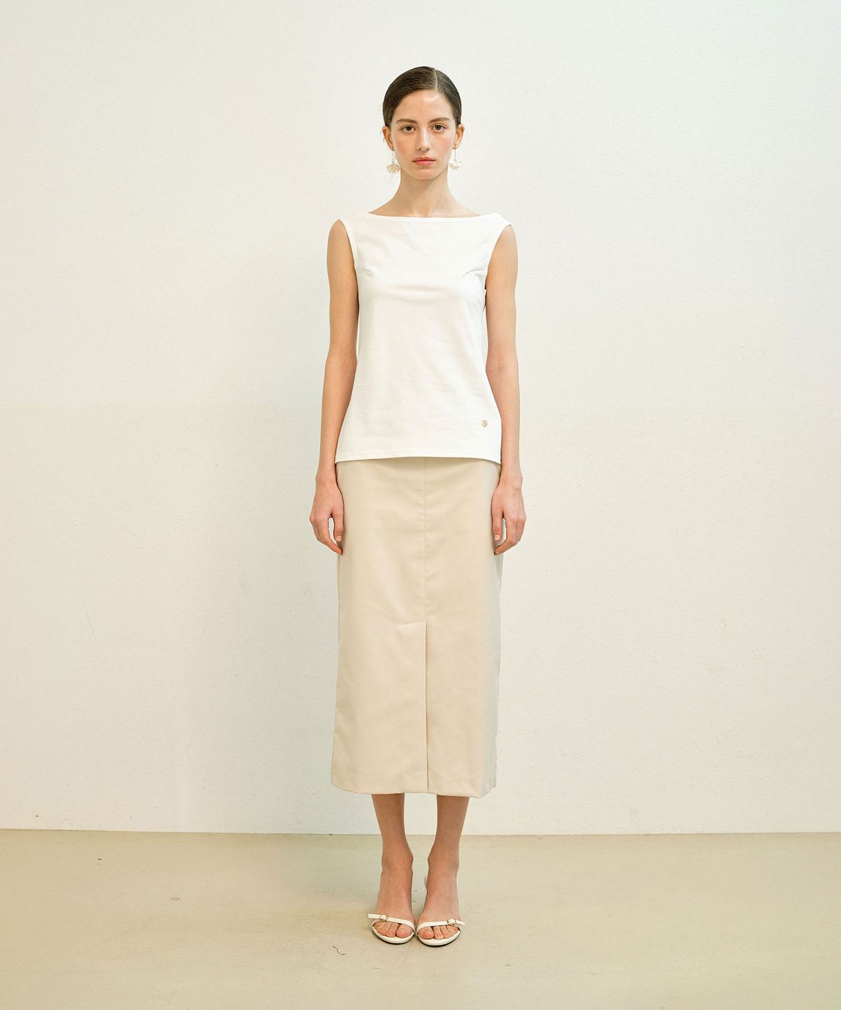 메이버유(MAYVERU) Balm Off-Shoulder Sleeveless T-Shirt _ Ivory