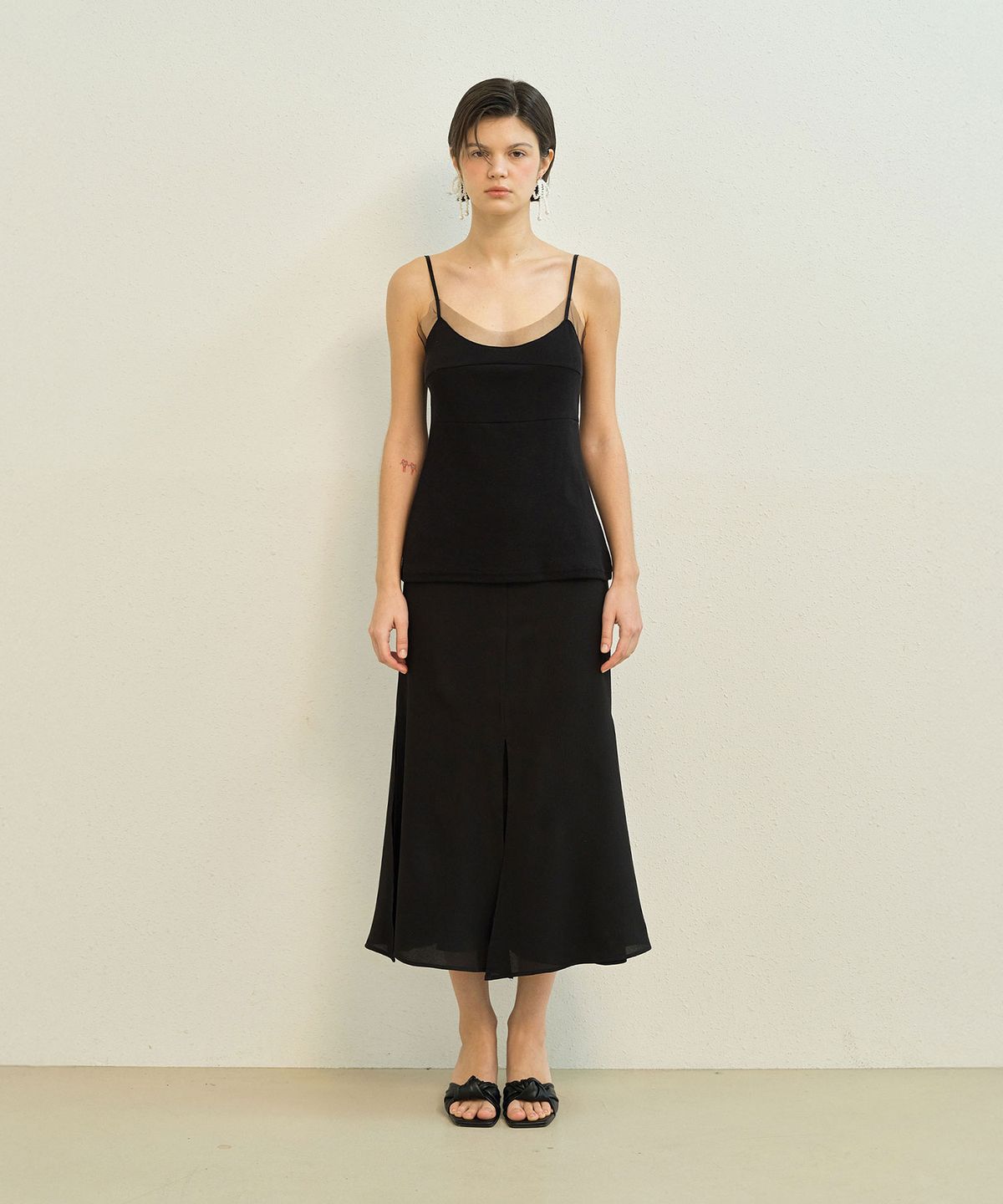 메이버유(MAYVERU) Flori Sleeveless T-Shirt _ Black