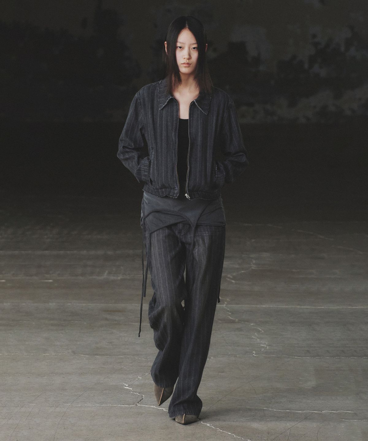인사일런스 우먼(INSILENCE WOMEN) 서페이스 슬럽 집업 자켓 DARK GREY