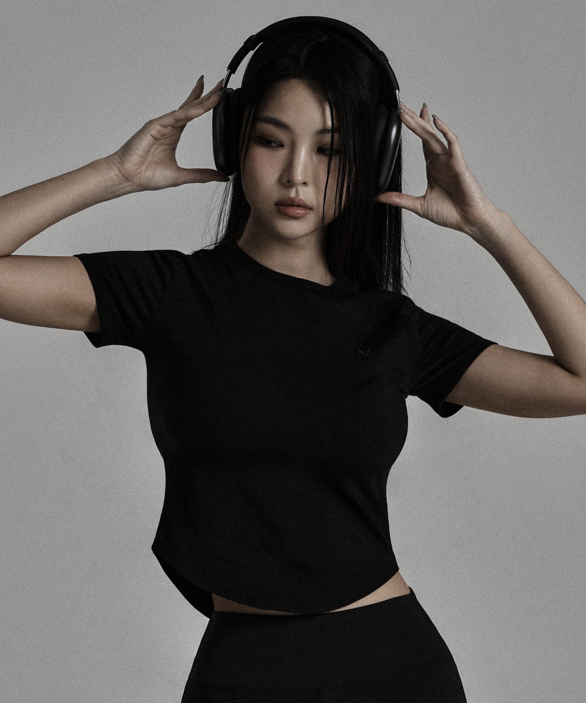 제이엘브(JELEVE) 심볼자수 크롭 숏슬리브 [블랙]