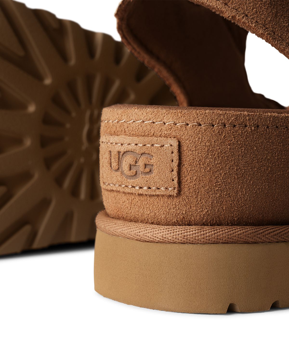 어그(UGG) [WOMEN] 클래식 스웨이드 플랫폼 스트랩 샌들  (골든스타 하이) - 체스트넛 / 1167356-CHE