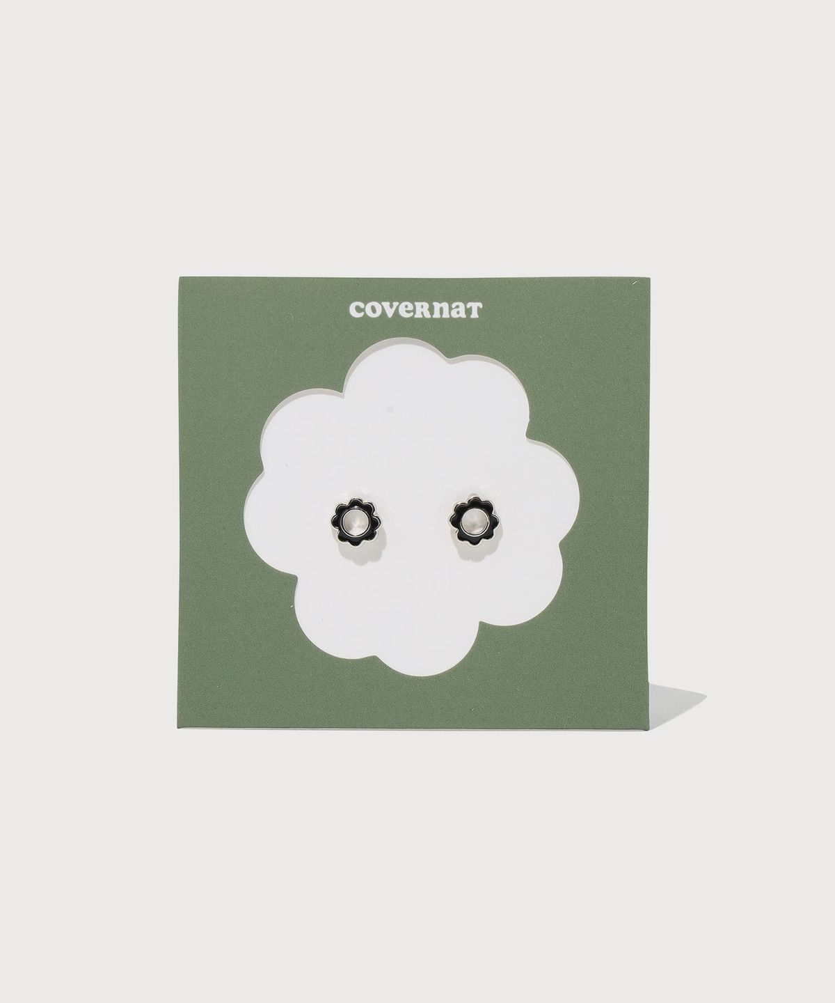 커버낫 우먼(COVERNAT WOMAN) 클로버하트 플랫 귀걸이 Black