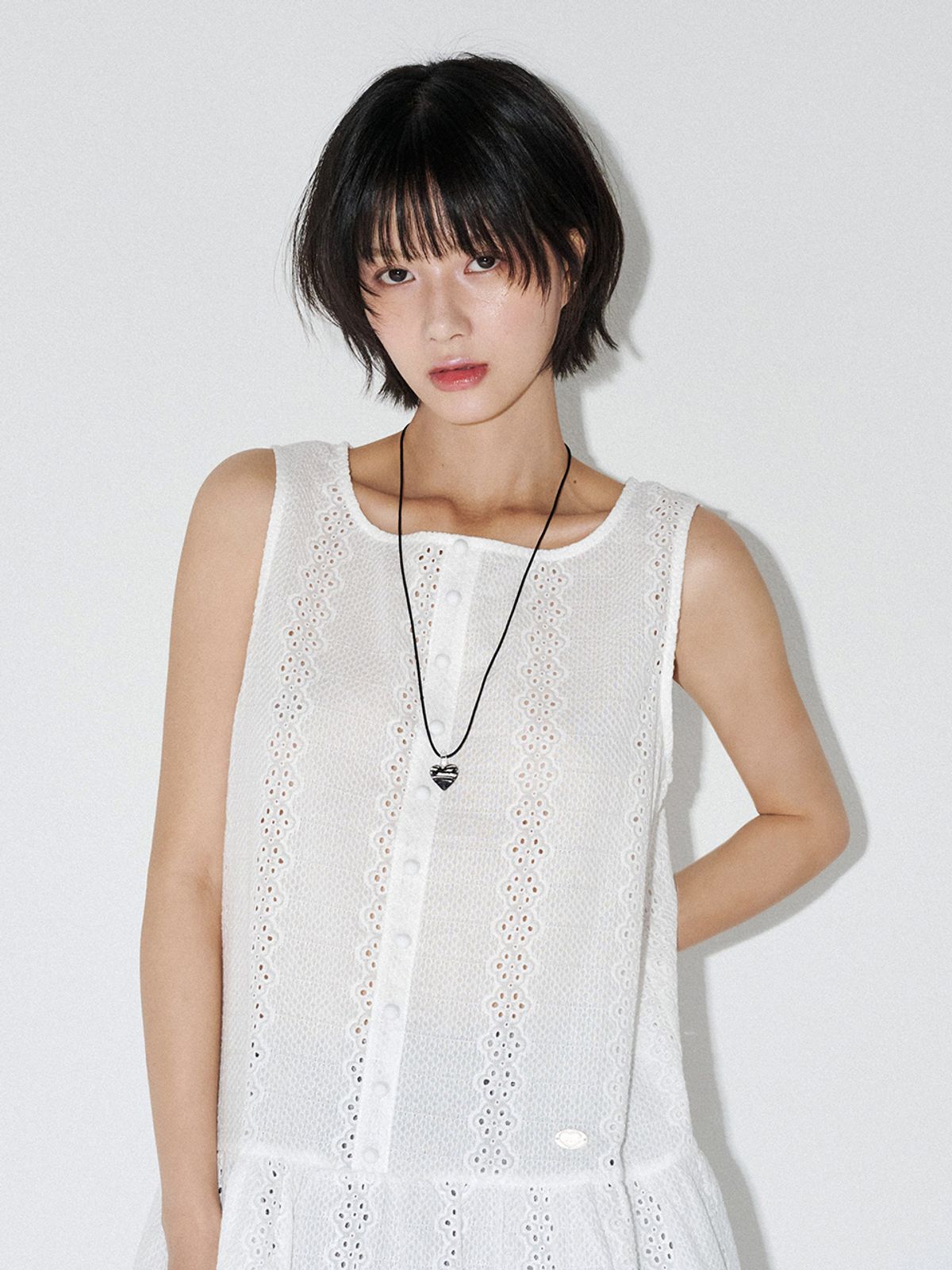 멜로토리(MELLOTORY) 아일렛 자수 미니 원피스 (화이트)