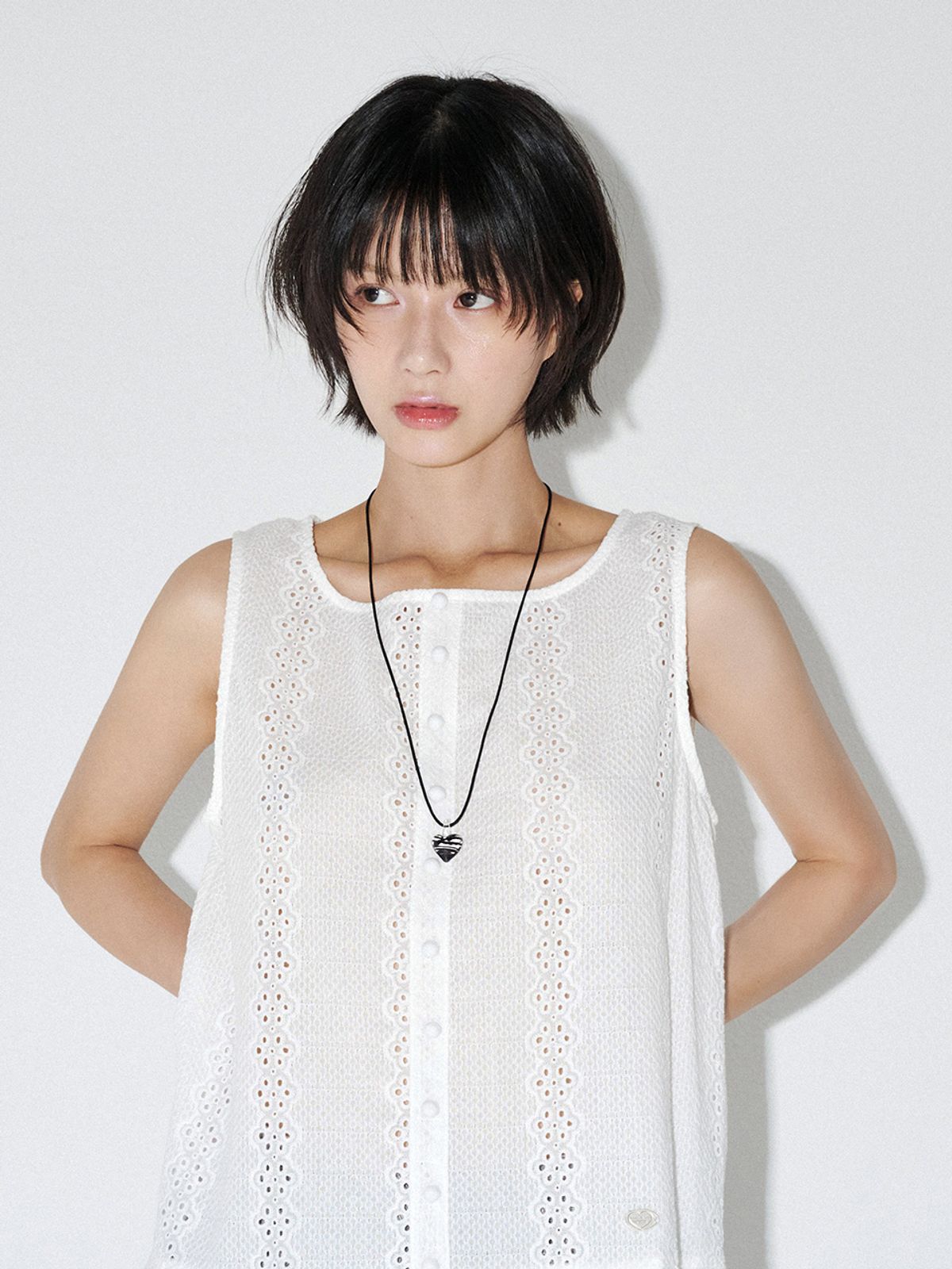 멜로토리(MELLOTORY) 아일렛 자수 미니 원피스 (화이트)