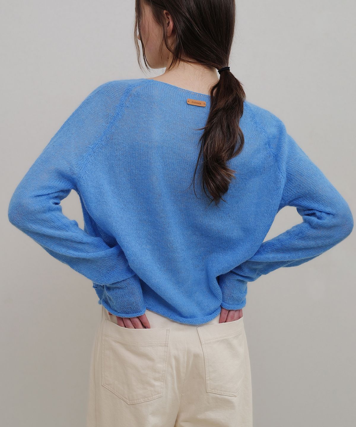 앤니즈(ANDNEEDS) Boat neck sheer knit (blue)