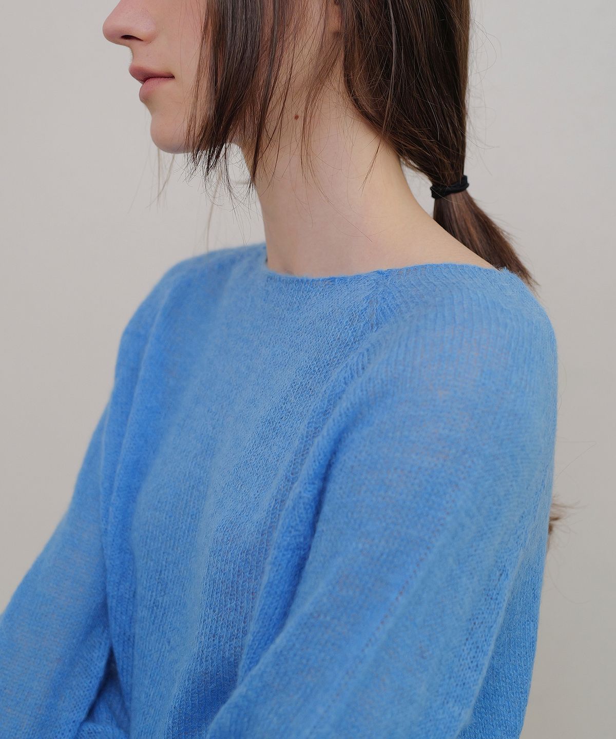 앤니즈(ANDNEEDS) Boat neck sheer knit (blue)