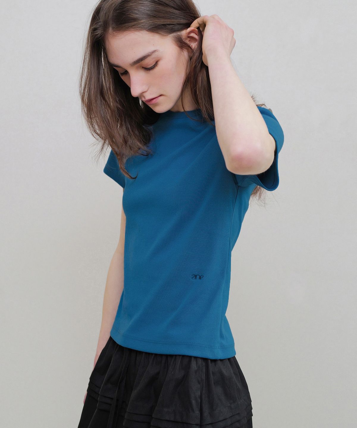 앤니즈(ANDNEEDS) Bessette half tee (blue)