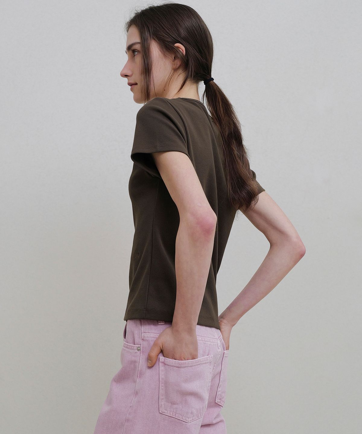 앤니즈(ANDNEEDS) Bessette half tee (brown)