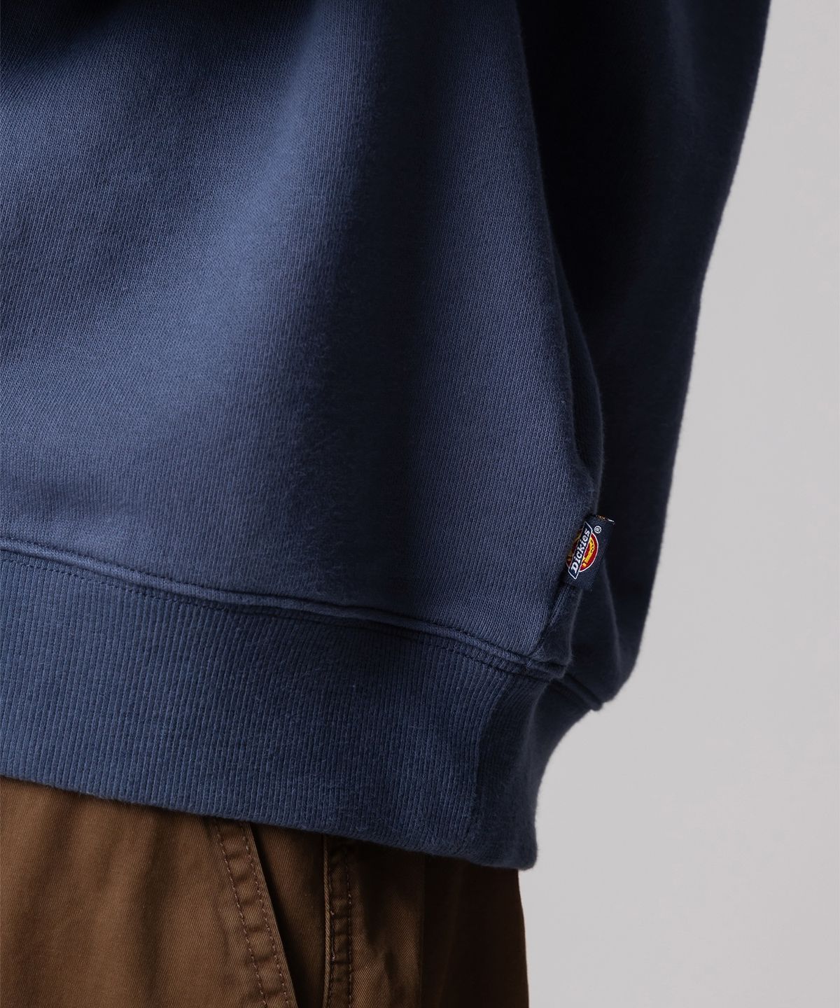 디키즈(DICKIES) 스톤텍스처 폰트 로고 스웨트셔츠 Navy