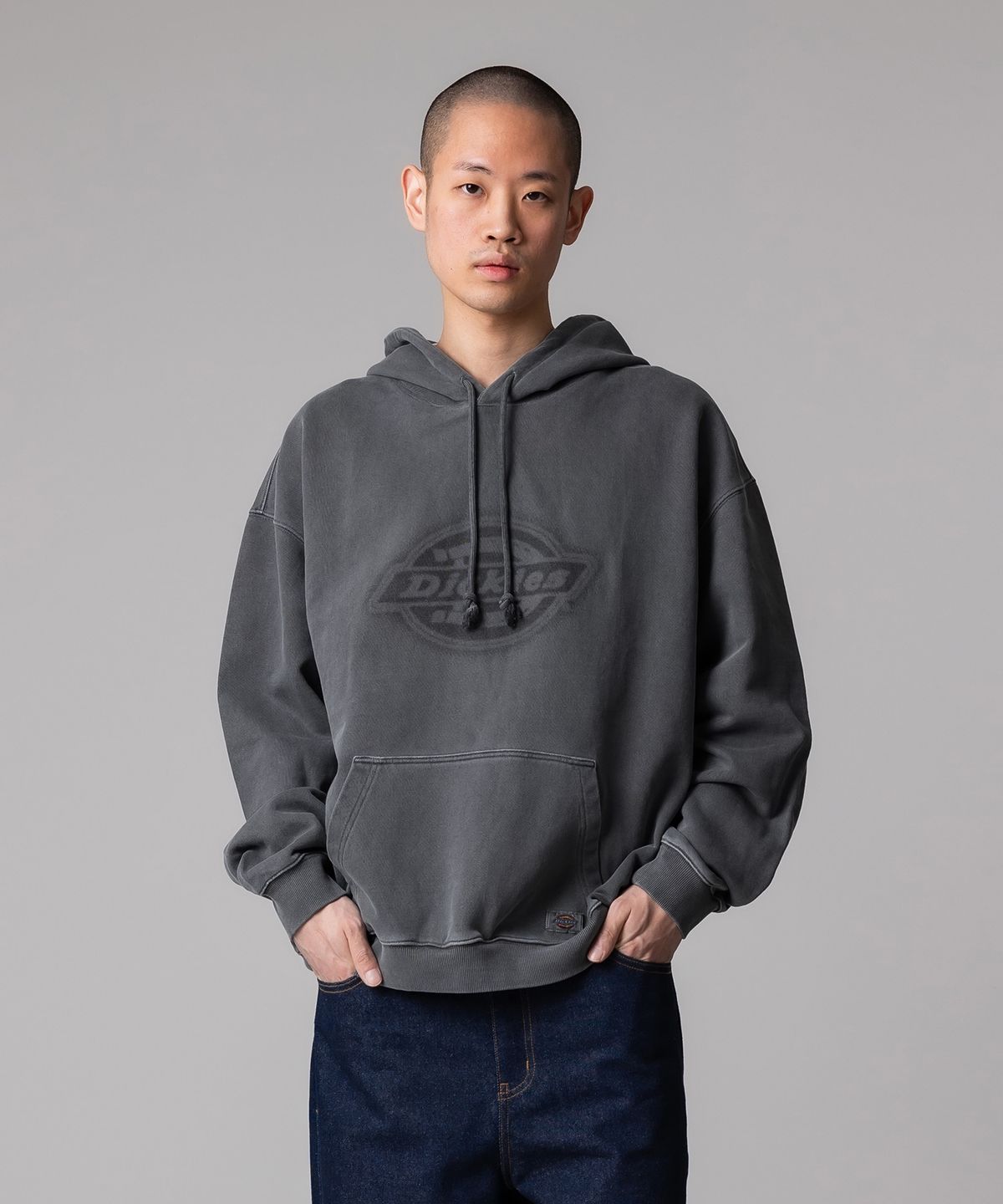 디키즈(DICKIES) 가먼트 다이드 모노 로고 후드 Charcoal