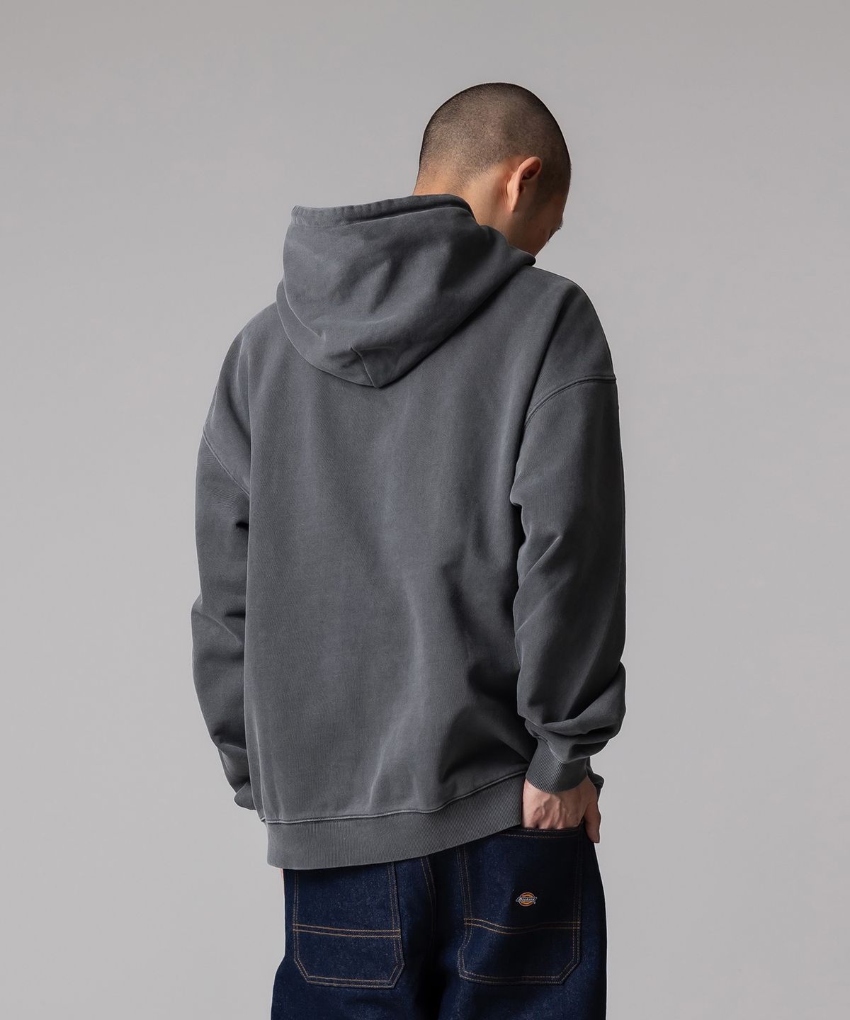 디키즈(DICKIES) 가먼트 다이드 모노 로고 후드 Charcoal