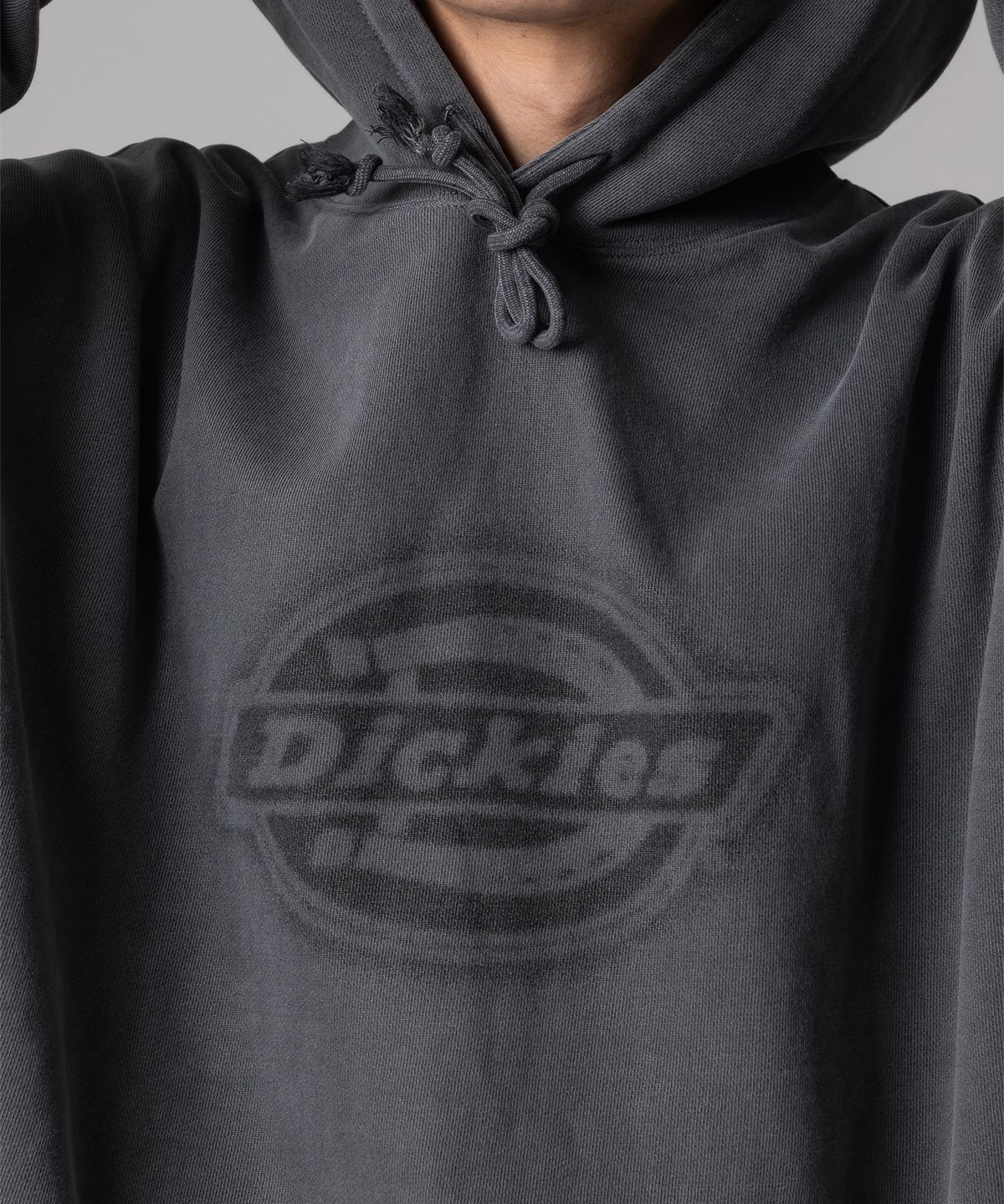 디키즈(DICKIES) 가먼트 다이드 모노 로고 후드 Charcoal