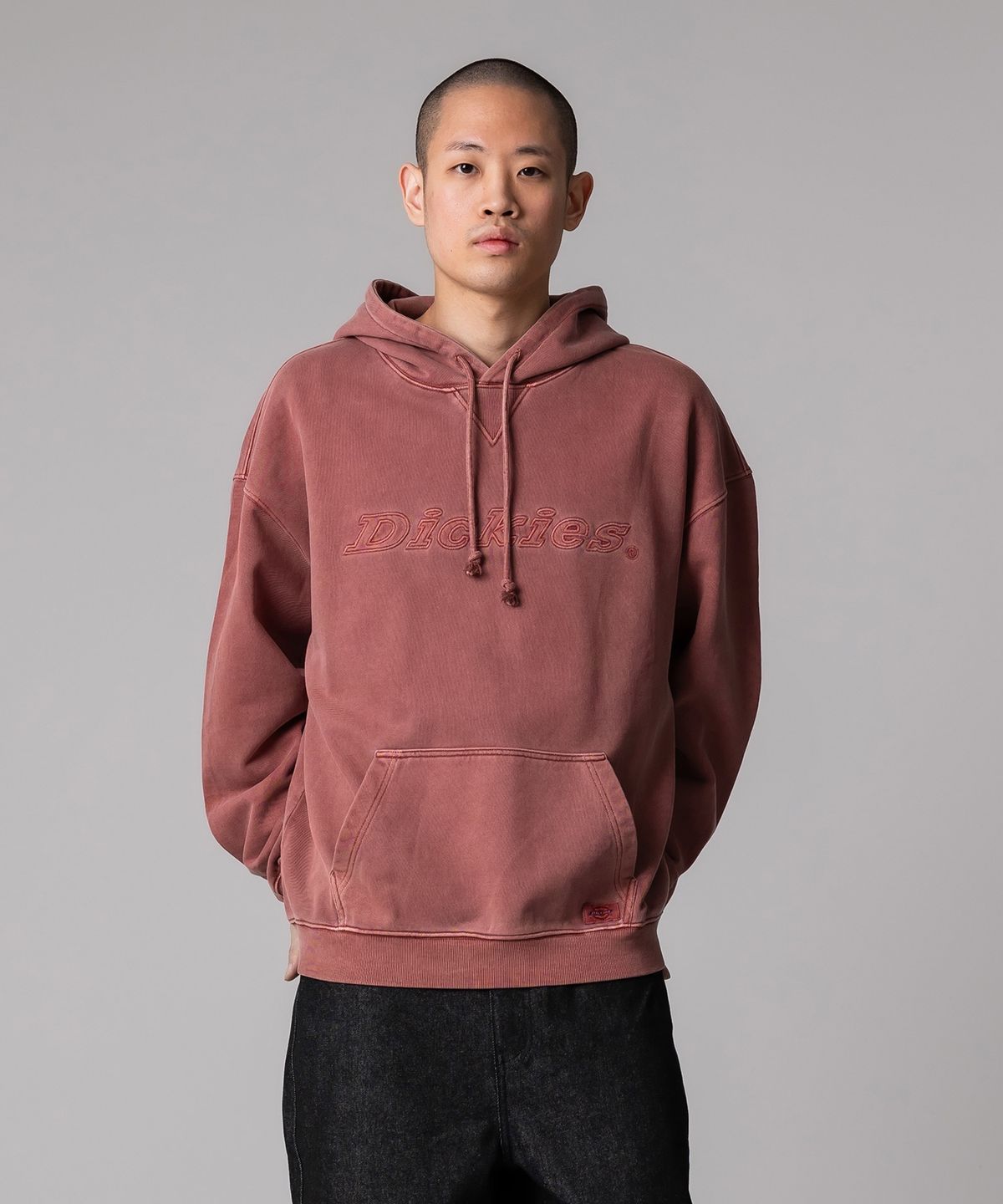 디키즈(DICKIES) 가먼트 다이드 폰트 로고 후드 Red