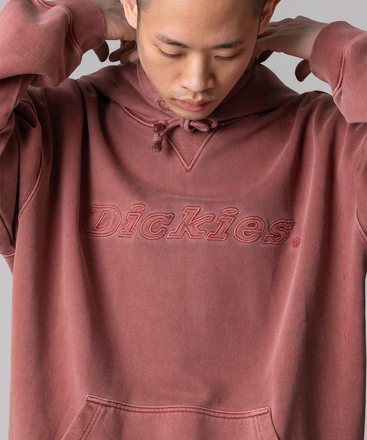 디키즈(DICKIES) 가먼트 다이드 폰트 로고 후드 Red
