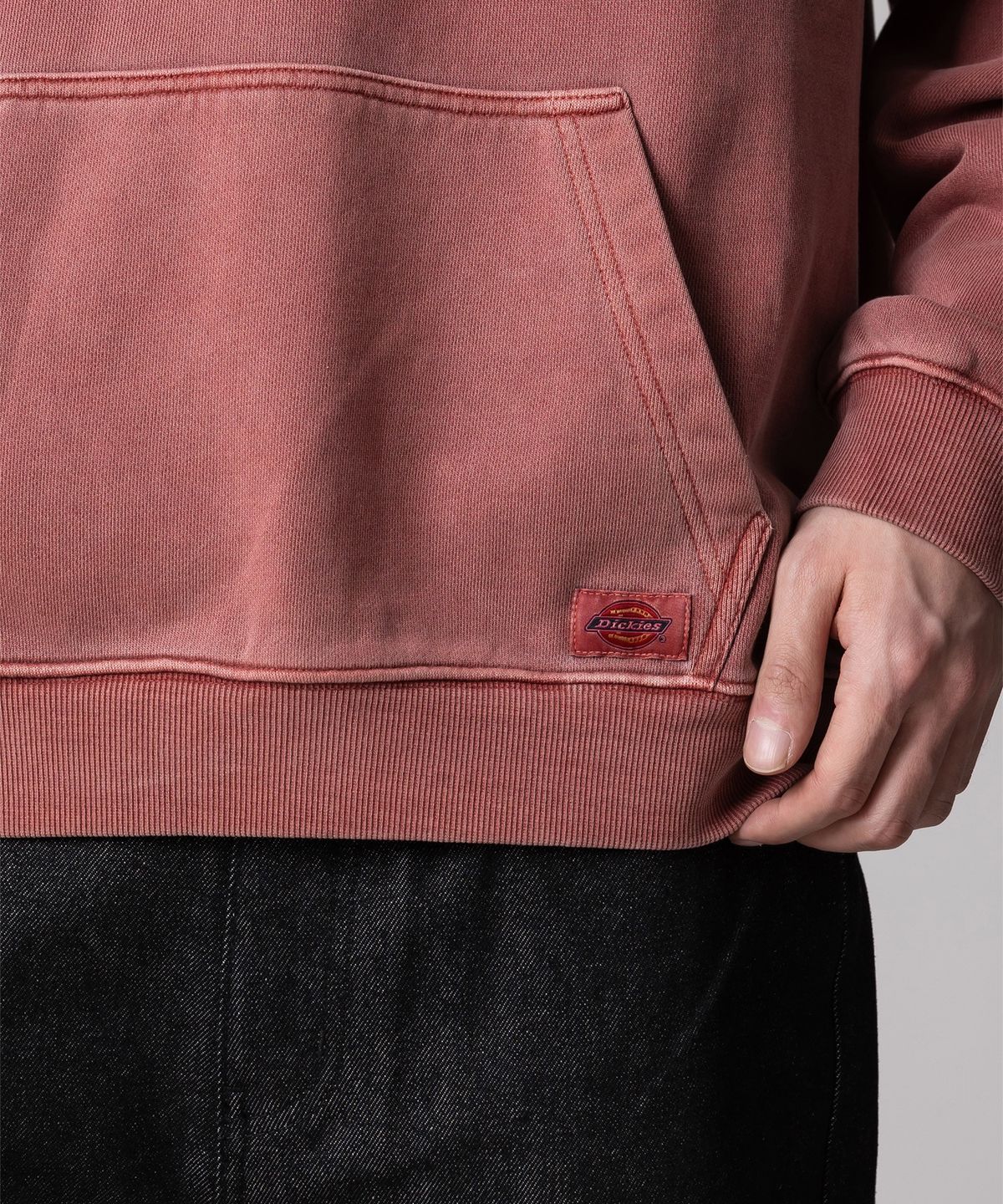 디키즈(DICKIES) 가먼트 다이드 폰트 로고 후드 Red