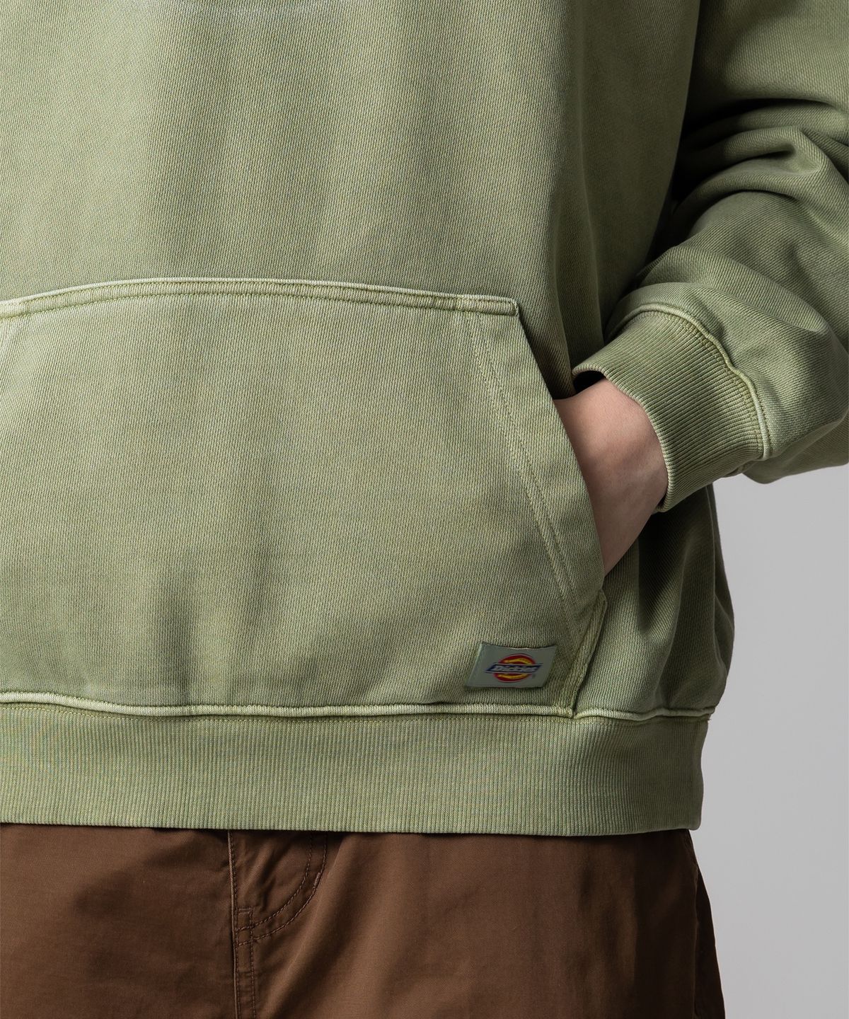 디키즈(DICKIES) 가먼트 다이드 모노 로고 후드 Olive