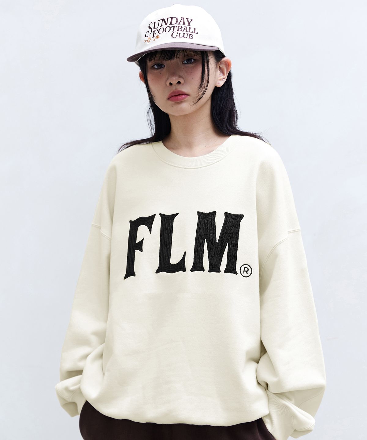 필루미네이트(FILLUMINATE) FLM 스티치 로고 스웨트 셔츠-크림