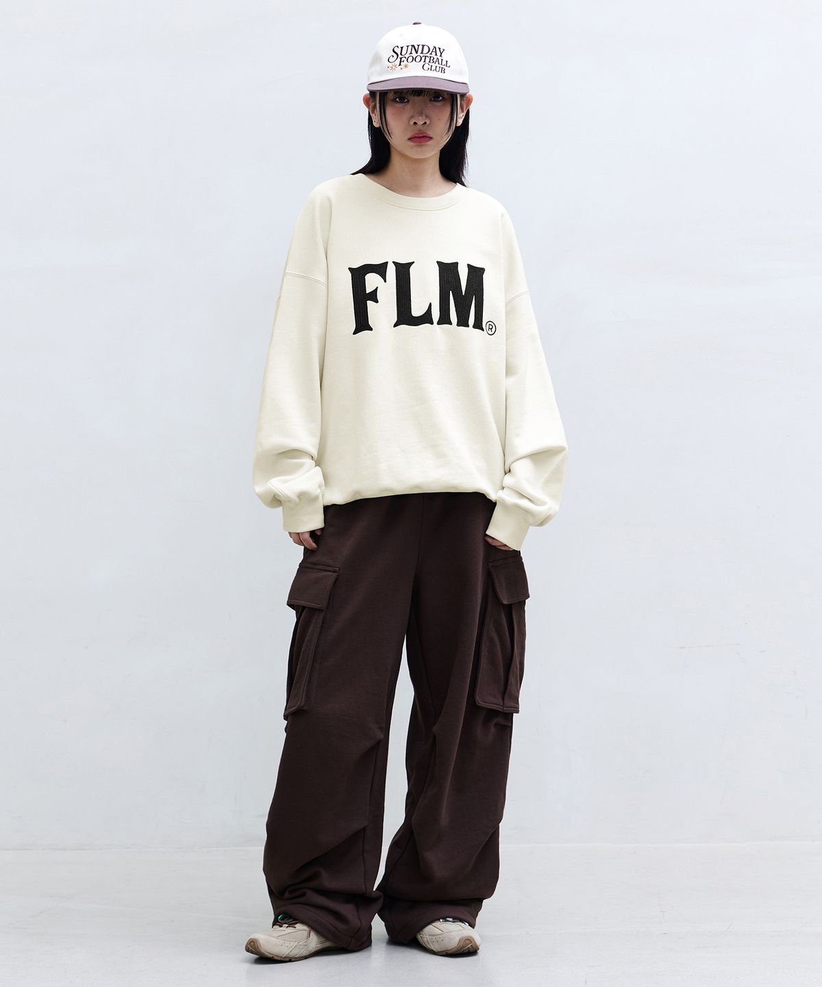 필루미네이트(FILLUMINATE) FLM 스티치 로고 스웨트 셔츠-블랙