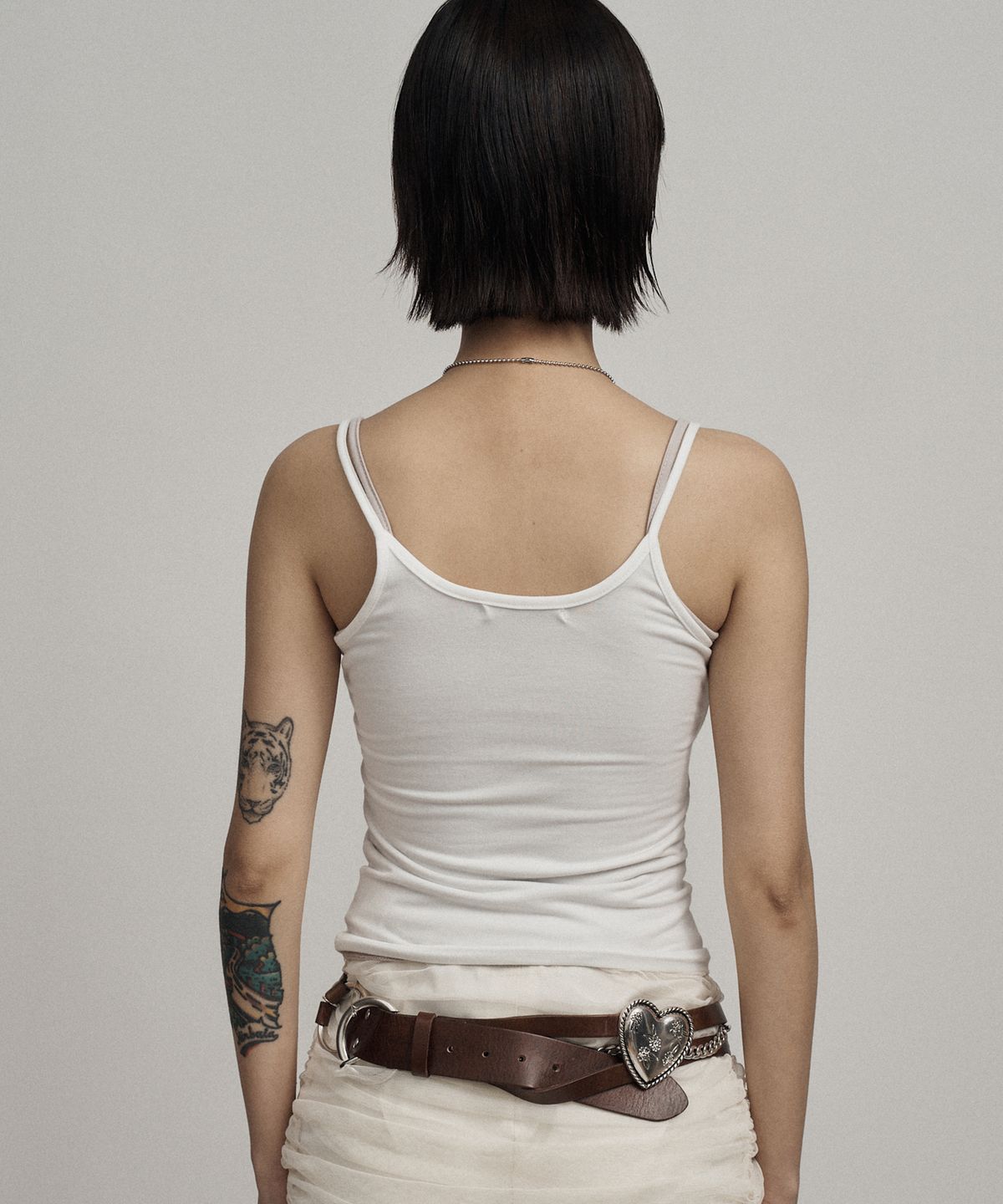 일리오(ILLIO) White leopard cross necklace sleeveless
