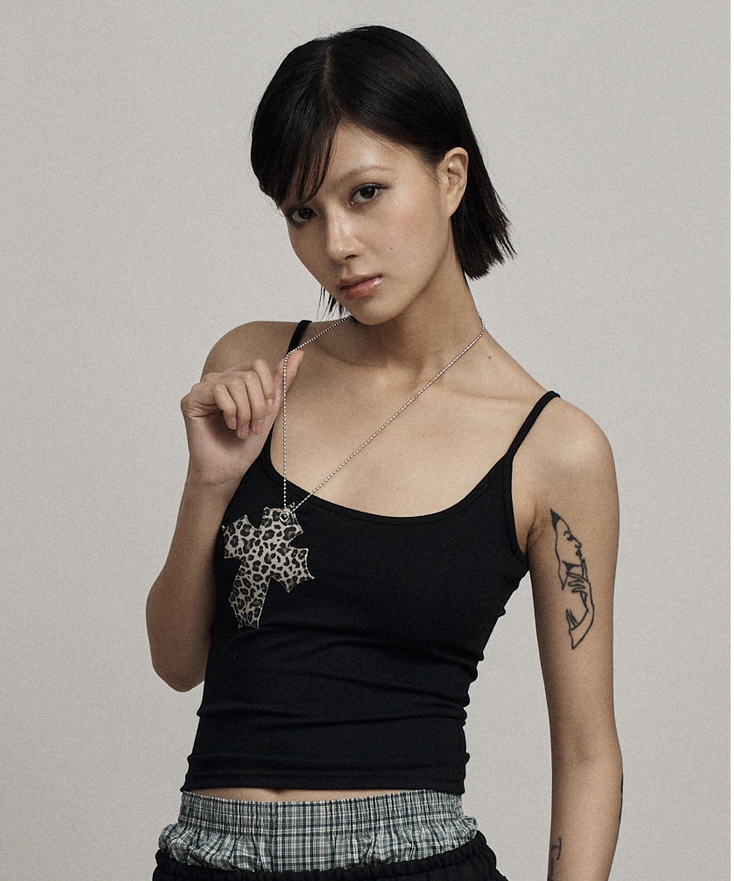 MUSINSA | ILLIO White leopard cross necklace top