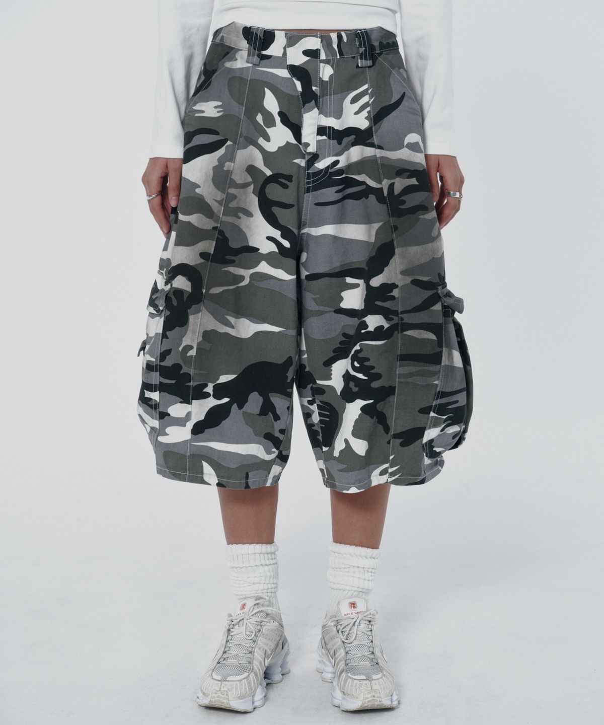스웨이드(SUADE) WIDE CARGO SHORTS [WHITE CAMO]