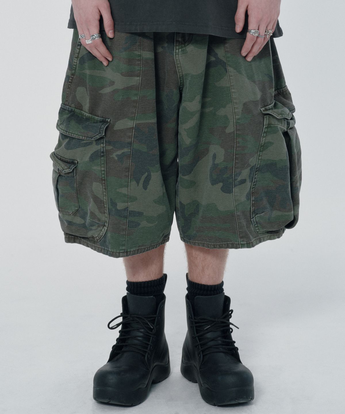 스웨이드(SUADE) WIDE CARGO SHORTS [GREEN CAMO]