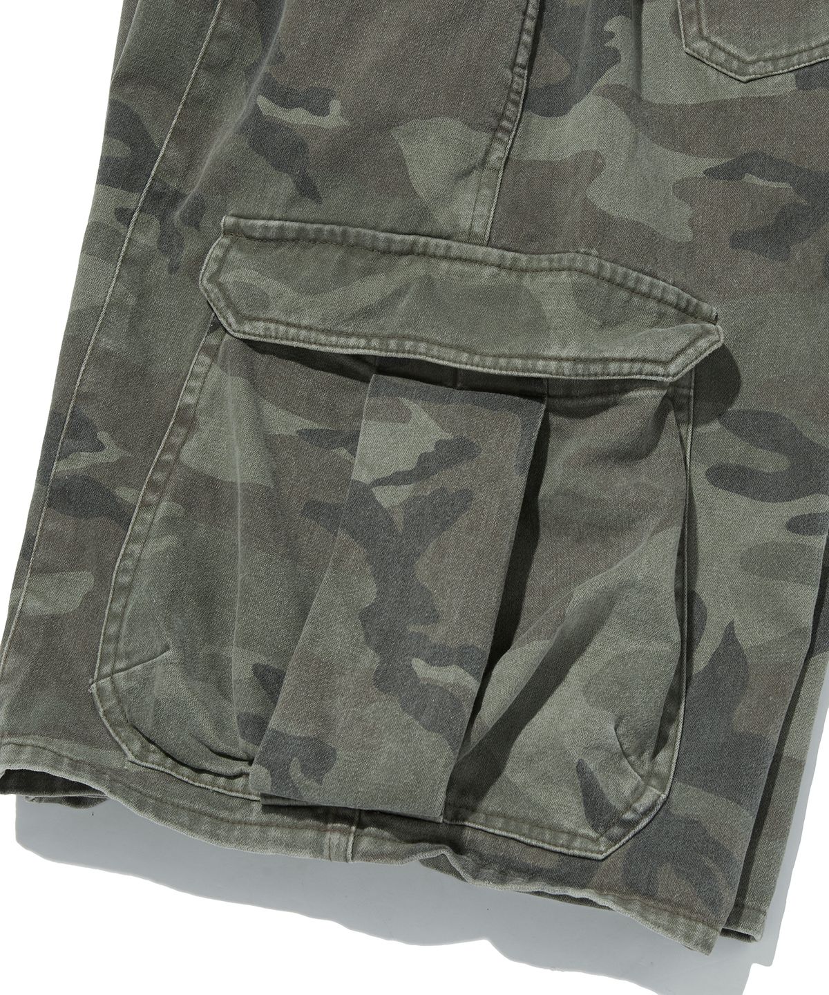 스웨이드(SUADE) WIDE CARGO SHORTS [GREEN CAMO]