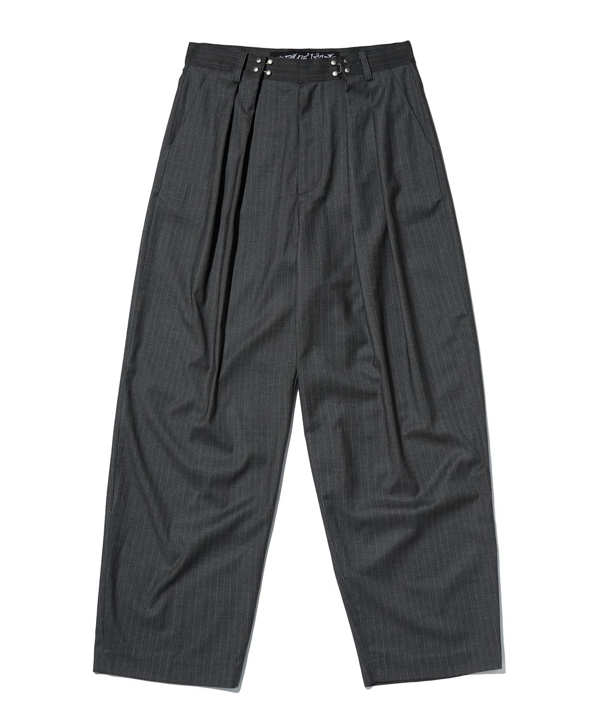 스웨이드(SUADE) TWO TUCK STRIPE SLACKS [GRAY]