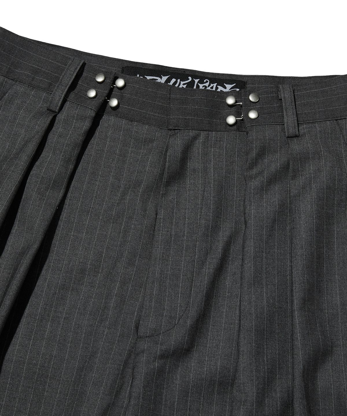 스웨이드(SUADE) TWO TUCK STRIPE SLACKS [GRAY]