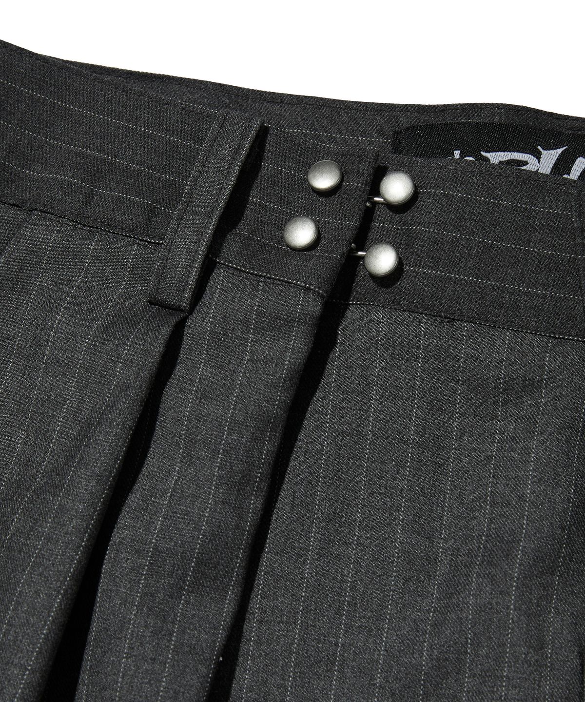 스웨이드(SUADE) TWO TUCK STRIPE SLACKS [GRAY]