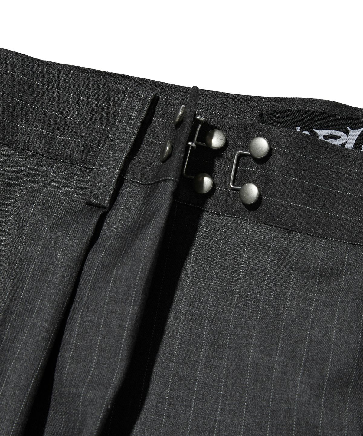 스웨이드(SUADE) TWO TUCK STRIPE SLACKS [GRAY]