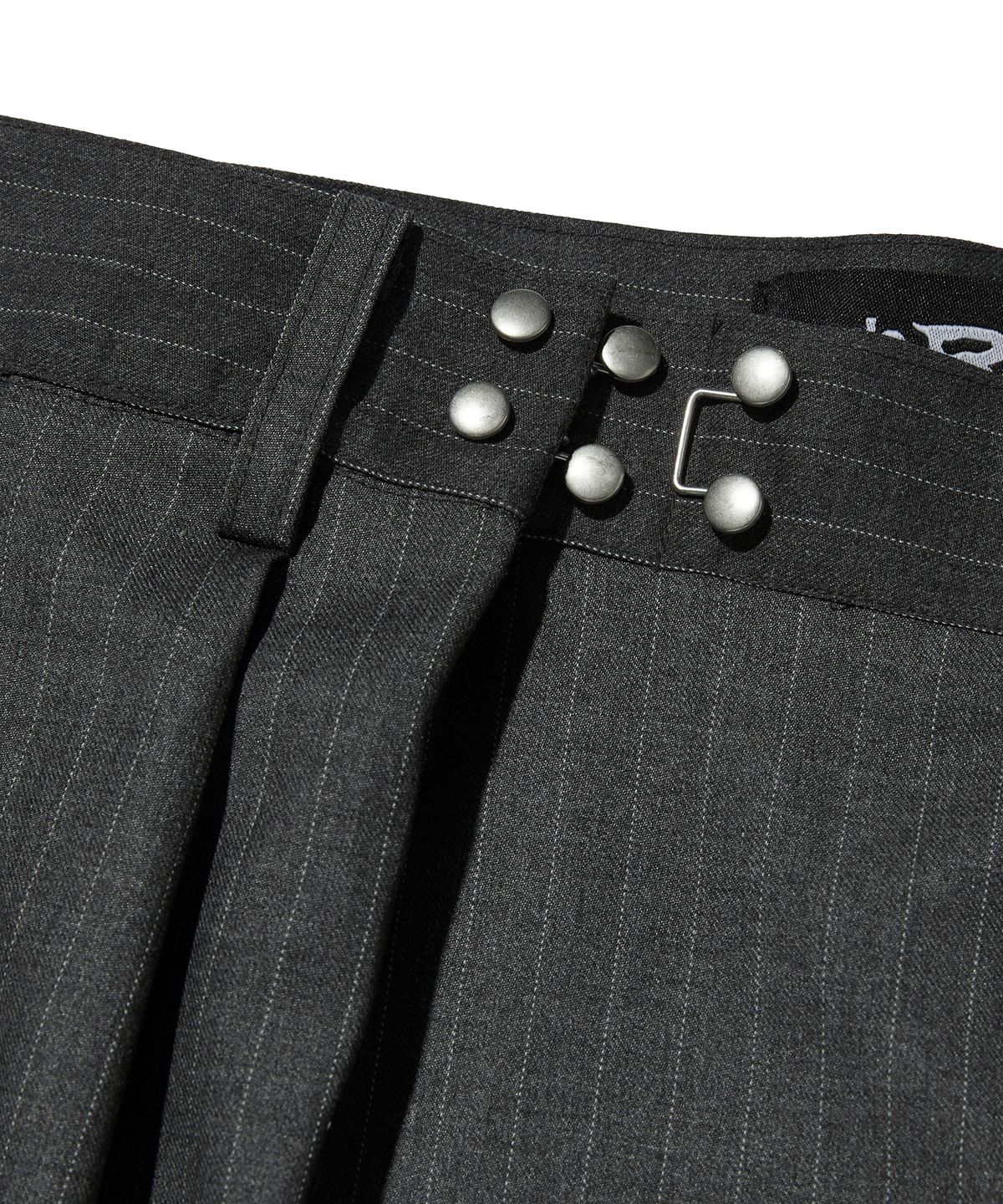 스웨이드(SUADE) TWO TUCK STRIPE SLACKS [GRAY]